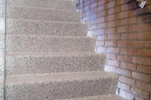 Flakestrap, Beton trap gesloten Terrazzo Travertin