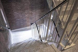 Flakestrap, Beton trap gesloten Terrazzo Travertin