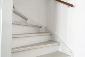 Flakestrap, Houten gesloten trap Exclusief Zilver