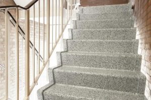 Flakestrap, Beton trap gesloten Terrazzo Travertin