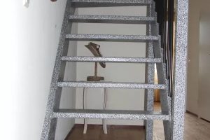 Flakestrap, Houten open trap, Terrazzo Graniet
