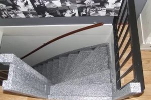 Flakestrap, Houten open trap, Terrazzo Graniet