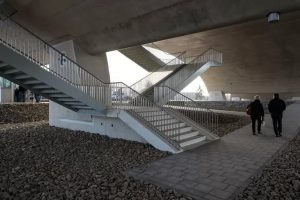 Flakestrap, Stalen trap met slijtlaag bauxiet voor infra-en wegenbouw