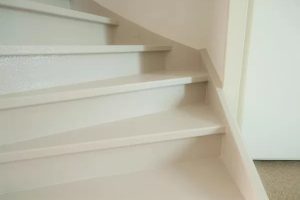 Flakestrap, Houten gesloten trap, Uni Ceder