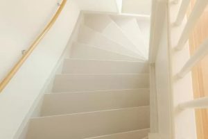 Flakestrap, Houten gesloten trap, Uni Ceder