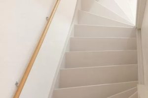 Flakestrap, Houten gesloten trap, Uni Ceder